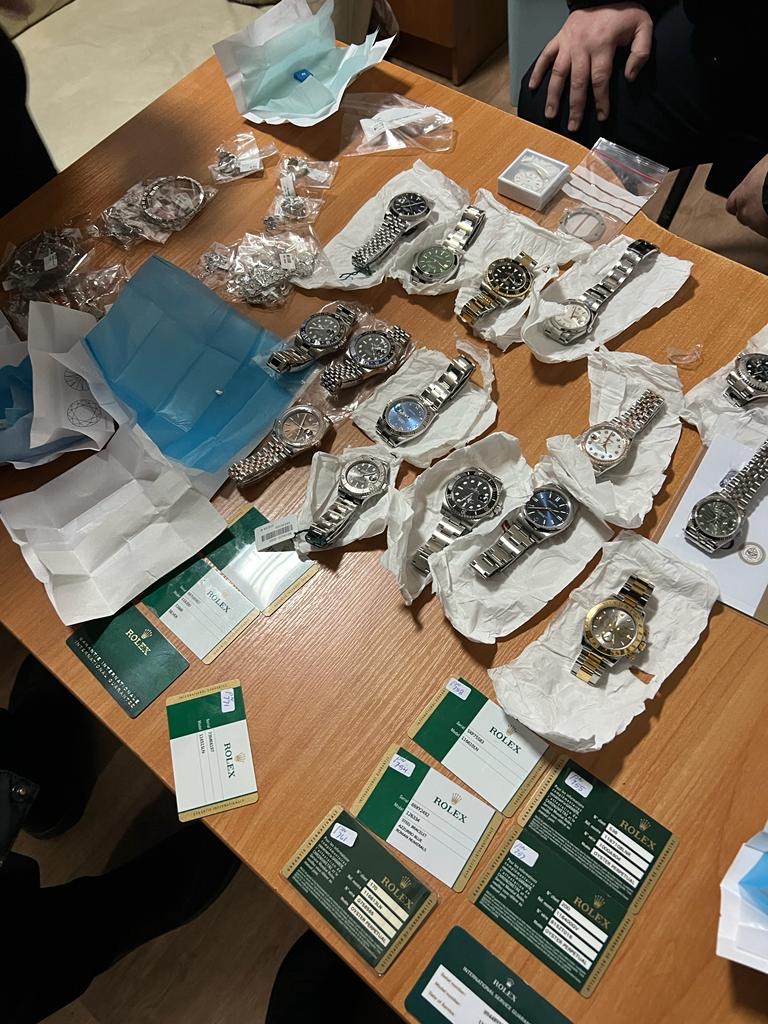 На кордоні з Польщею у громадянина України виявили коштовностей на 12 млн грн